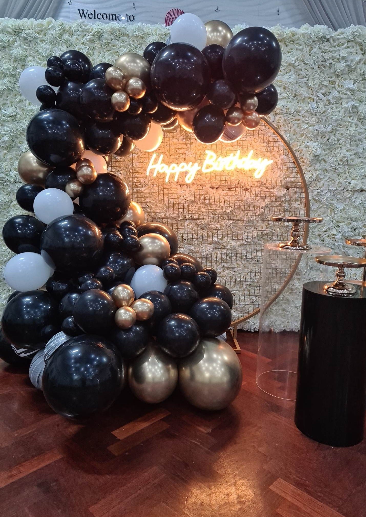 Gold Round Mesh Wall